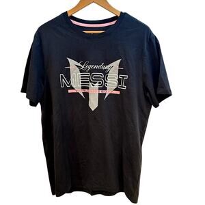 Messi Legendary Worldwide G.O.A.T. Graphic Tee Men’s Large Black Pink Sportswear